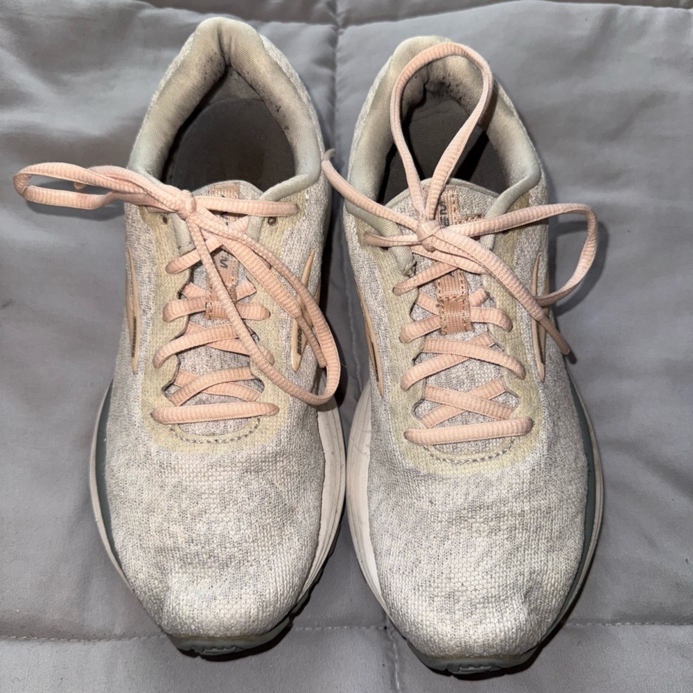 Brooks Athletic Shoes in Light Grey and Light Pink Size 6
